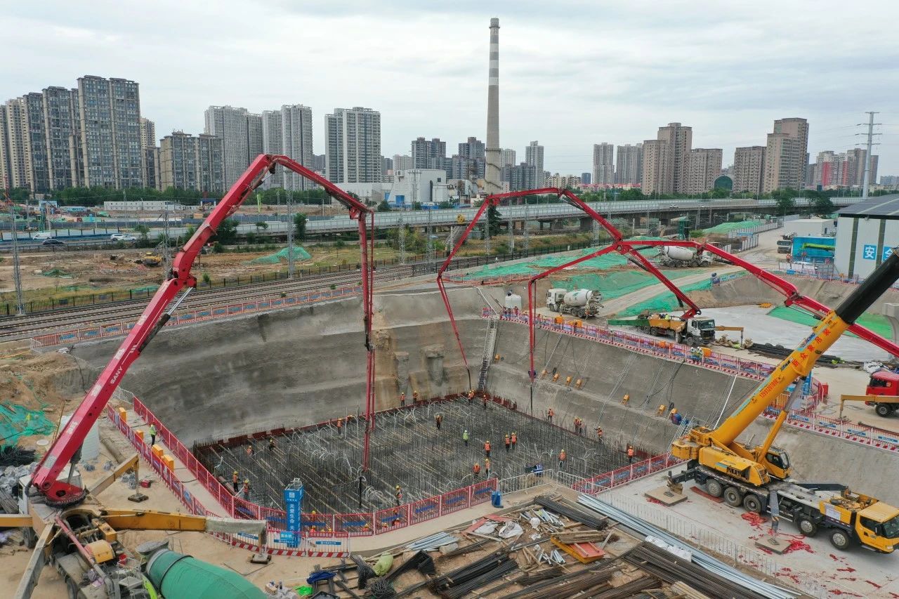 幸福路北延伸工程斜拉轉體橋下承臺首次澆筑完成